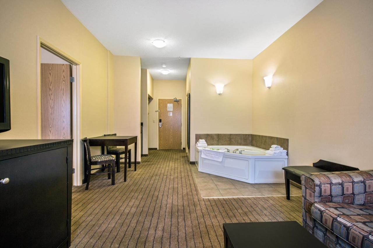 Ramada By Wyndham Prince Albert Exterior foto